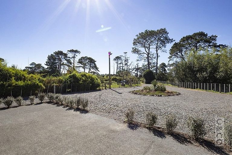 Photo of property in 231 Waitakere Road, Taupaki, Henderson, 0782