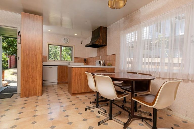 Photo of property in 11 Kingdale Road, Henderson, Auckland, 0610