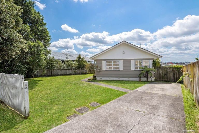 Photo of property in 35 Barbados Drive, Unsworth Heights, Auckland, 0632