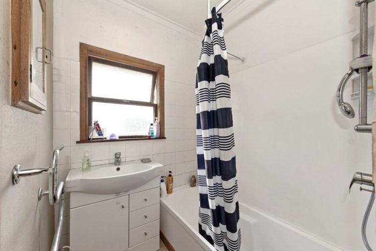 Photo of property in 43 Cambridge Road, Hillcrest, Hamilton, 3216