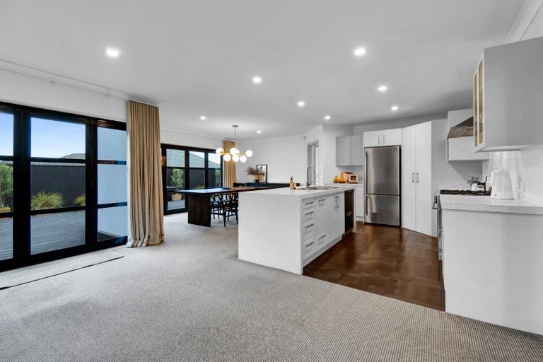 Photo of property in 81 Pacific Drive, Fitzherbert, Palmerston North, 4410