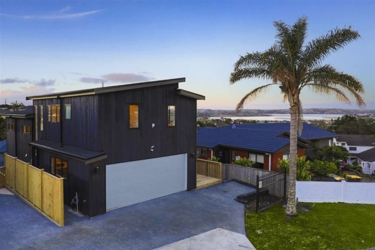 Photo of property in 29 Bernleigh Terrace, West Harbour, Auckland, 0618
