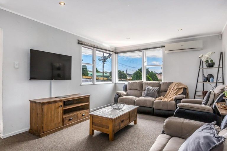 Photo of property in 136 Driver Crescent, Cannons Creek, Porirua, 5024