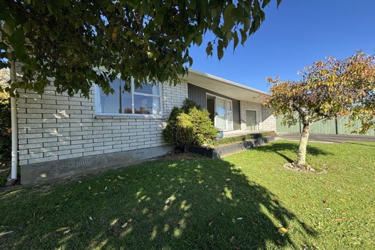 Photo of property in 3 Hollows Crescent, Takaro, Palmerston North, 4412