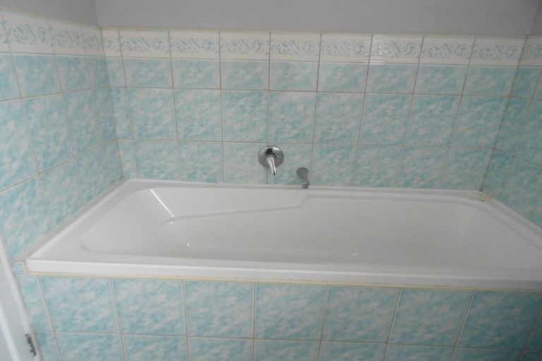 Photo of property in 72 Glenveagh Park Drive, Weymouth, Auckland, 2103