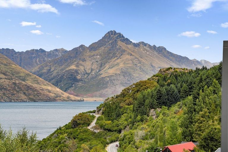 Photo of property in 2 Evergreen Place, Sunshine Bay, Queenstown, 9300