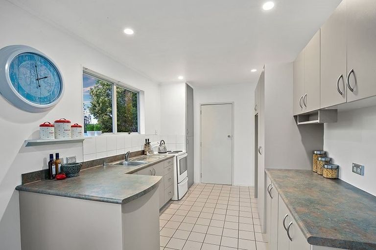 Photo of property in 33 Triangle Road, Massey, Auckland, 0614