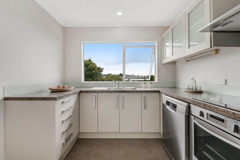 Photo of property in 2/8a Target Road, Totara Vale, Auckland, 0629