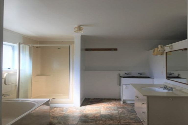 Photo of property in 303 Glenfield Road, Glenfield, Auckland, 0629