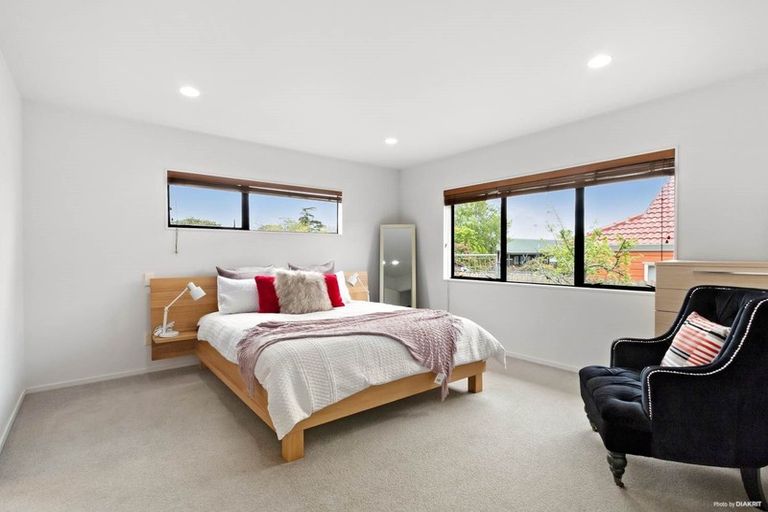 Photo of property in 11 Lochend Place, Highland Park, Auckland, 2010