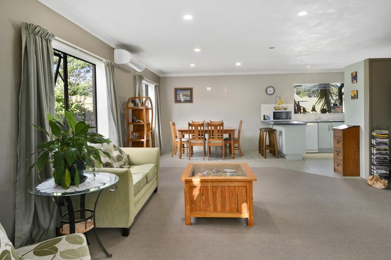Photo of property in 1/98 Manhattan Heights, Glendene, Auckland, 0602