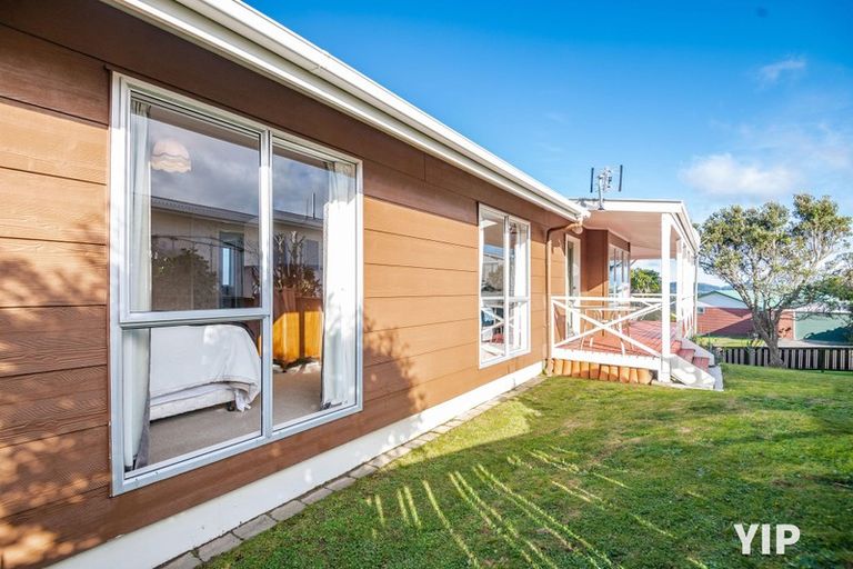 Photo of property in 7 Cheltenham Terrace, Newlands, Wellington, 6037