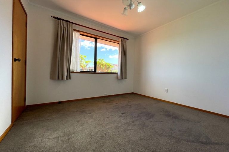 Photo of property in 86 Dalwhinnie Parade, Highland Park, Auckland, 2010