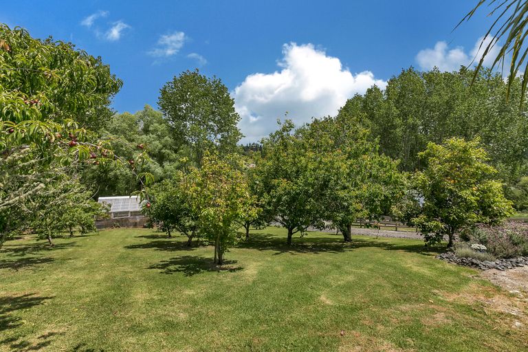 Photo of property in 11 Pineview Lane, Helensville, 0875