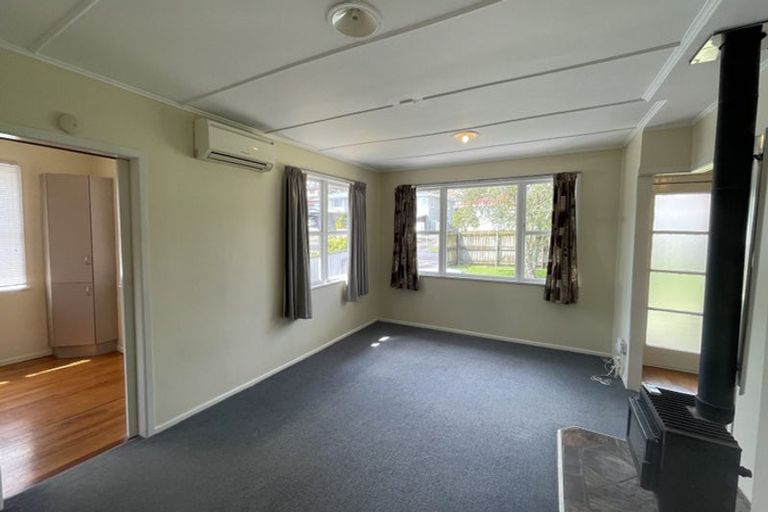 Photo of property in 12 Gill Avenue, Te Atatu Peninsula, Auckland, 0610
