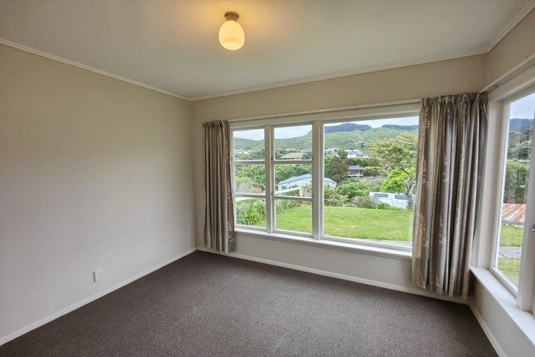 Photo of property in 9 Kereru Bend, Tawa, Wellington, 5028