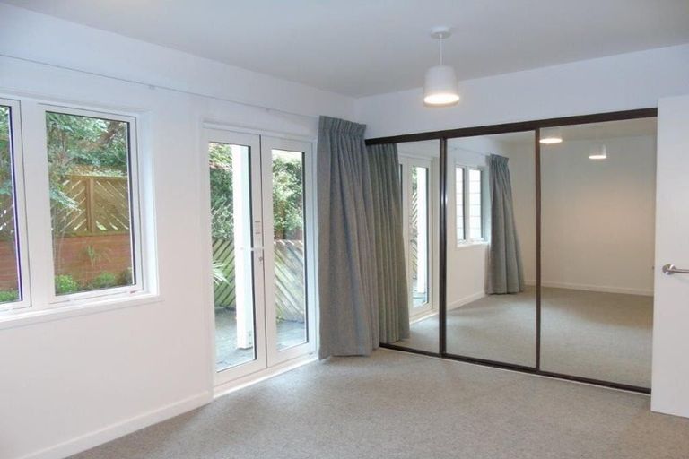 Photo of property in 14 Lawson Place, Mount Victoria, Wellington, 6011