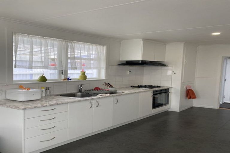 Photo of property in 2/8 Valdale Road, Henderson, Auckland, 0610