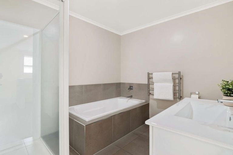 Photo of property in 18 Akeake Lane, Manurewa, Auckland, 2102