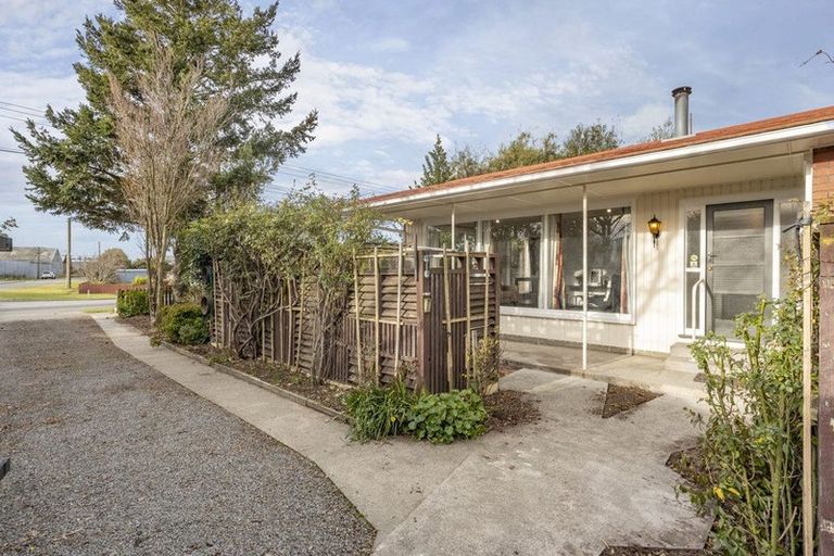 Photo of property in 25 Leeston And Lake Road, Leeston, 7632