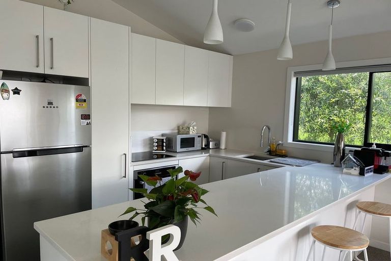 Photo of property in 32 Meadowood Drive, Unsworth Heights, Auckland, 0632