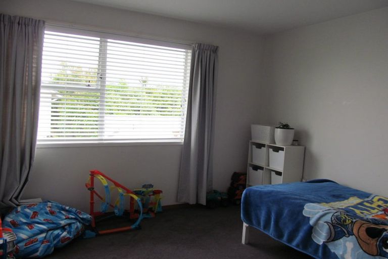 Photo of property in 1/60 Cockayne Crescent, Sunnynook, Auckland, 0620