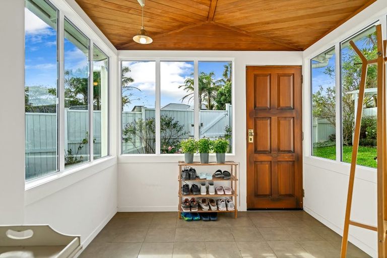 Photo of property in 2/17 Tobruk Crescent, Milford, Auckland, 0620