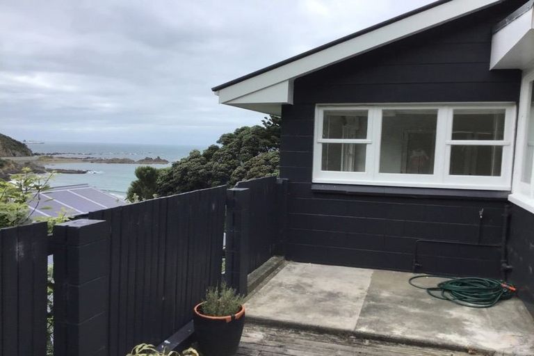 Photo of property in 18 Cave Road, Houghton Bay, Wellington, 6023