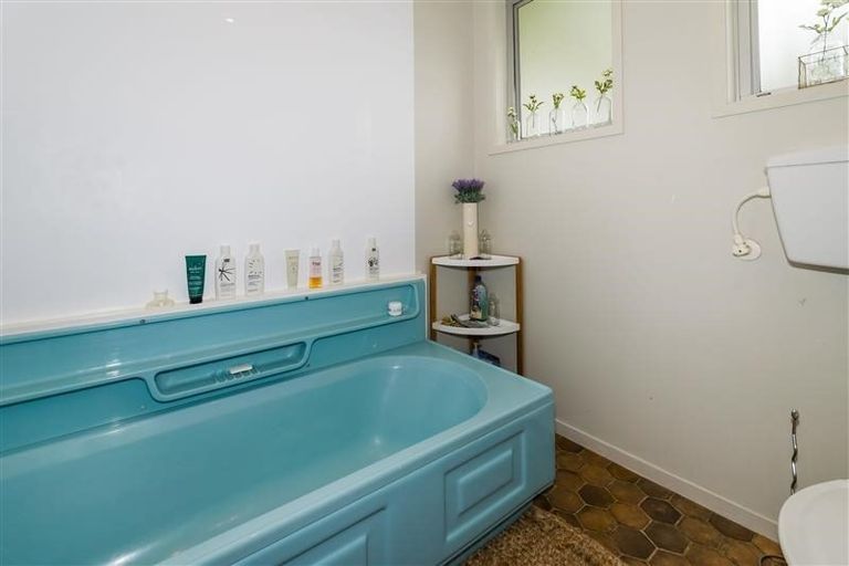 Photo of property in 12 William Souter Street, Forrest Hill, Auckland, 0620