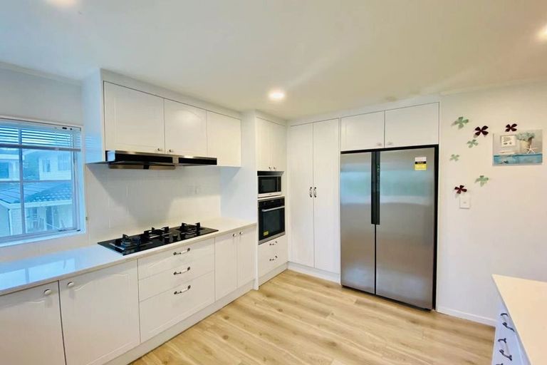 Photo of property in 1/133a Hobsonville Road, West Harbour, Auckland, 0618