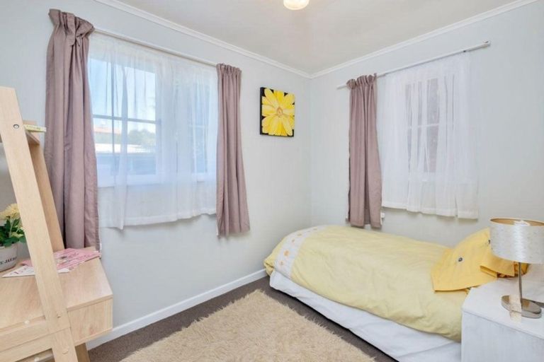 Photo of property in 19 Beaubank Road, Kelston, Auckland, 0602