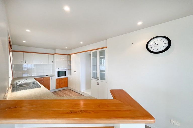 Photo of property in 2/15 Stoneleigh Court, Sunnynook, Auckland, 0632