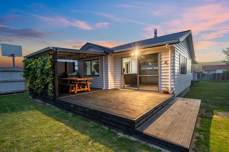 Photo of property in 5 Ashburn Road, Wainuiomata, Lower Hutt, 5014