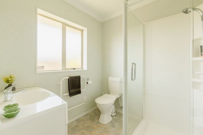 Photo of property in 8 Balmerino Grove, Waikanae, 5036