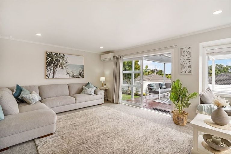 Photo of property in 2/862 East Coast Road, Northcross, Auckland, 0630