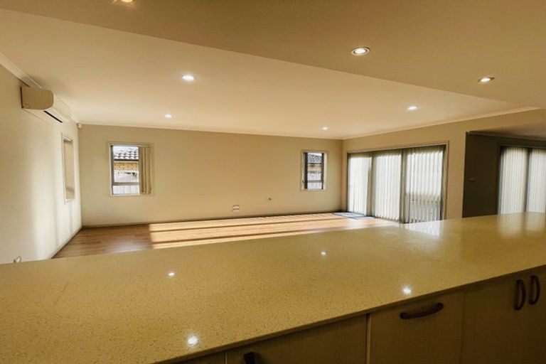 Photo of property in 23 Horizon Road, Oteha, Auckland, 0632