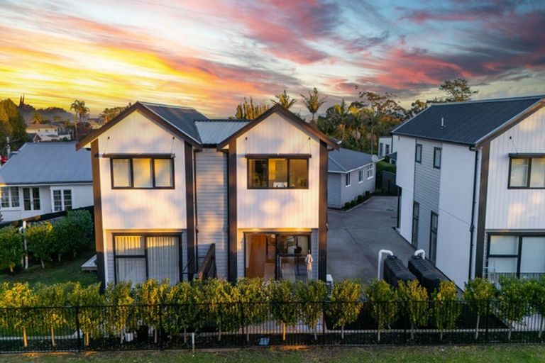 Photo of property in 3/111 Hobsonville Road, West Harbour, Auckland, 0618
