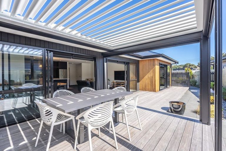 Photo of property in 17 Kaiwaru Place, Waikanae, 5036