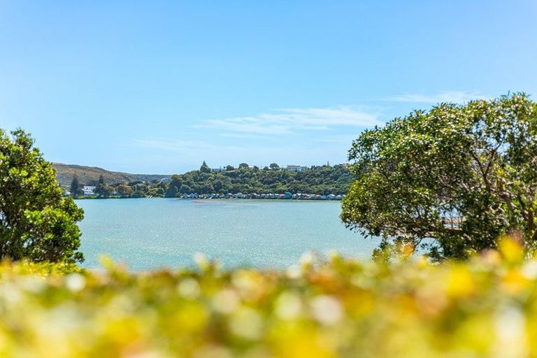 Photo of property in 61 Seaview Road, Paremata, Porirua, 5024