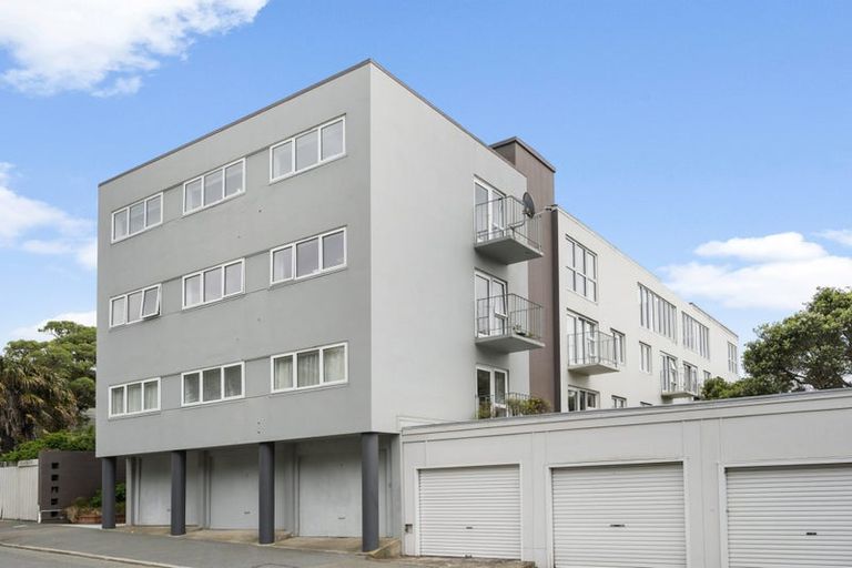Photo of property in Kingsgate Flats, 10 Austin Street, Mount Victoria, Wellington, 6011