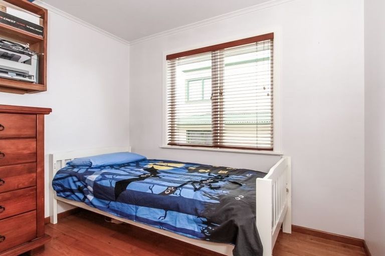 Photo of property in 12 Cron Avenue, Te Atatu South, Auckland, 0610