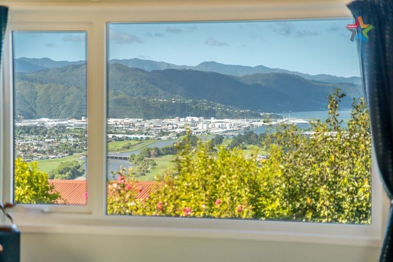 Photo of property in 2 Taka Grove, Normandale, Lower Hutt, 5010