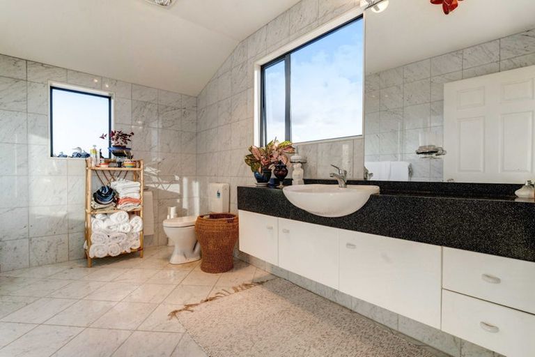 Photo of property in 18 Ribbonwood Crescent, Goodwood Heights, Auckland, 2105