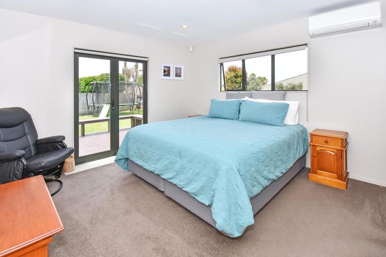 Photo of property in 18 Crannog Fen, Wattle Downs, Auckland, 2103