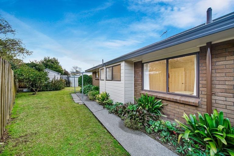 Photo of property in 2/32 Headcorn Place, Botany Downs, Auckland, 2010