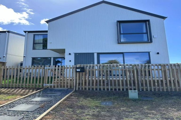 Photo of property in 26a Oreil Avenue, West Harbour, Auckland, 0618