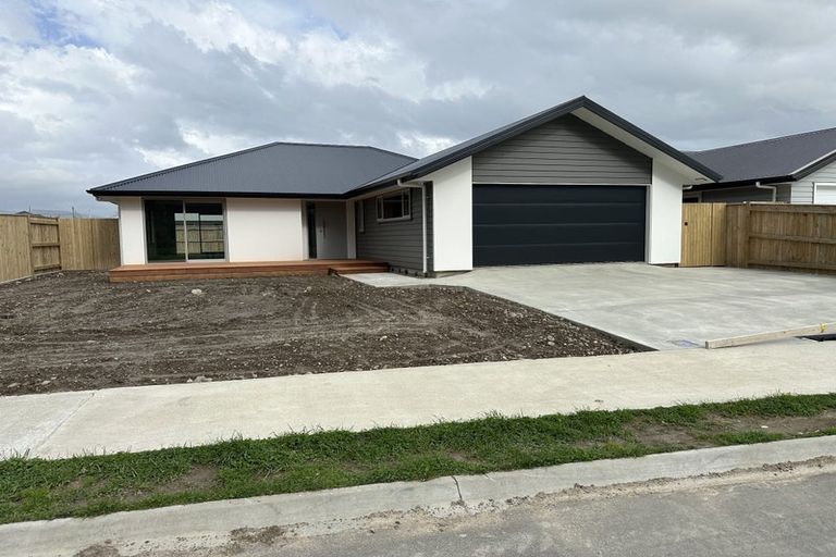 Photo of property in 32 Solitude Crescent, Kelvin Grove, 4414