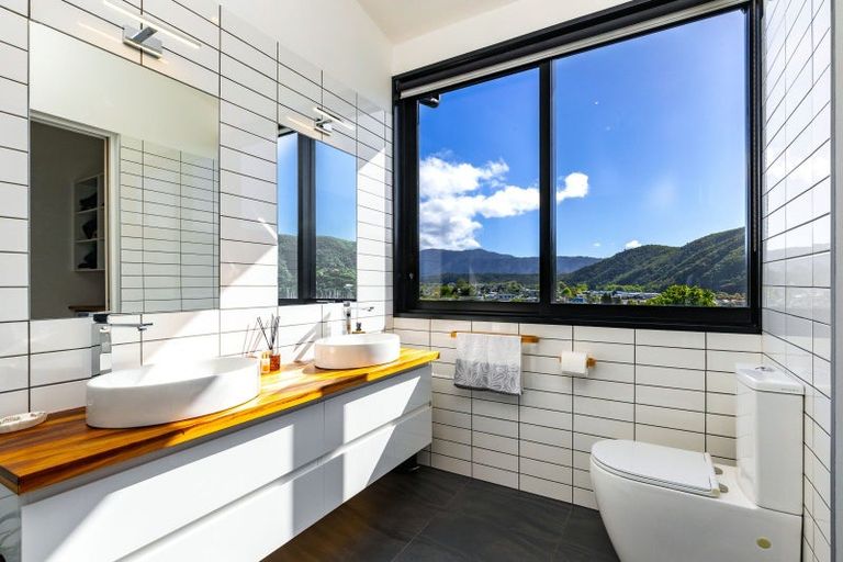 Photo of property in 324a Waikawa Road, Waikawa, Picton, 7220