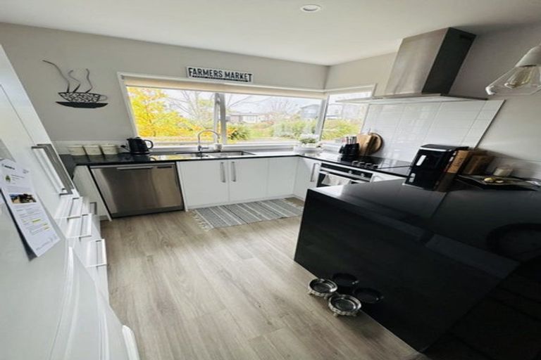 Photo of property in 20 Menin Gate Crescent, Broomfield, Christchurch, 8042