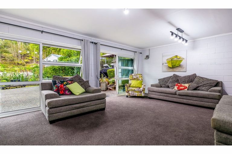Photo of property in 42 Opanuku Road, Henderson Valley, Auckland, 0612